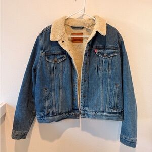 LEVI’S SHERPA TRUCKER JACKET